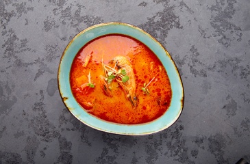 Суп Том- Ям з креветками, кальмарами, осміножкою та мідіями