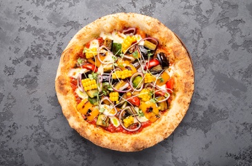 Піца з овочами на грилі і базиліковим маслом